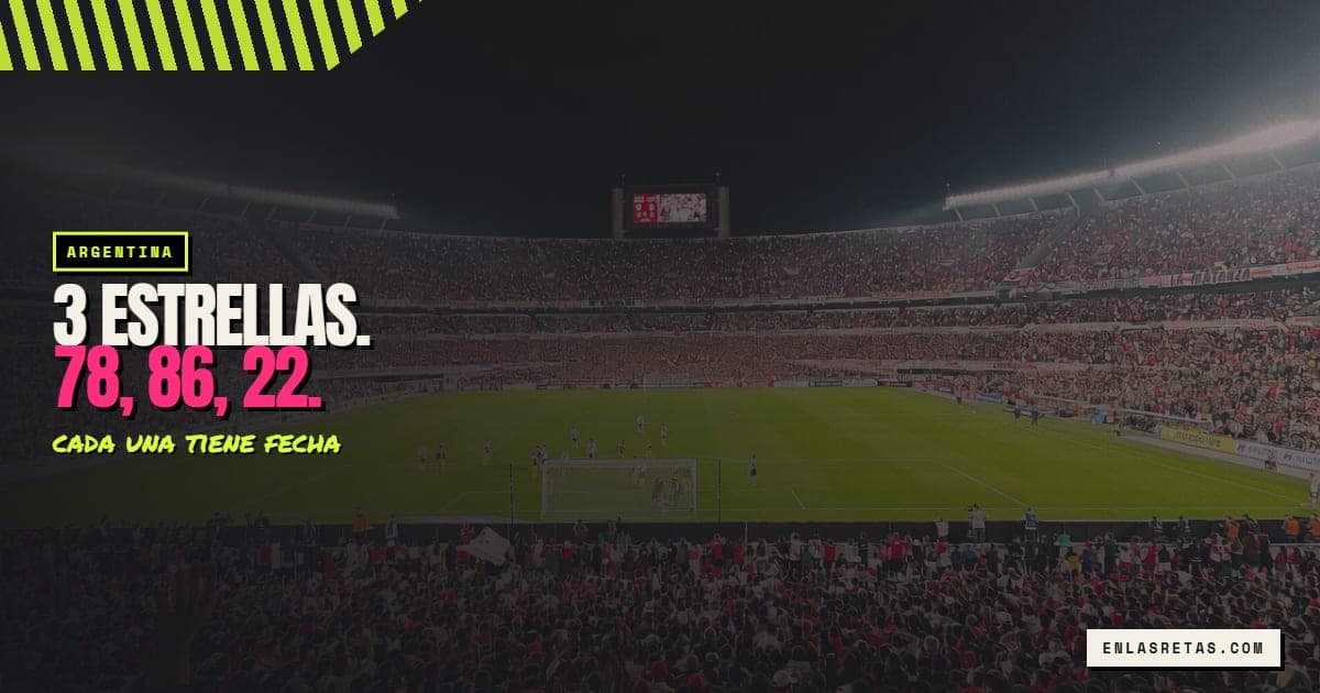 Estadio Monumental de Buenos Aires de noche, lleno.